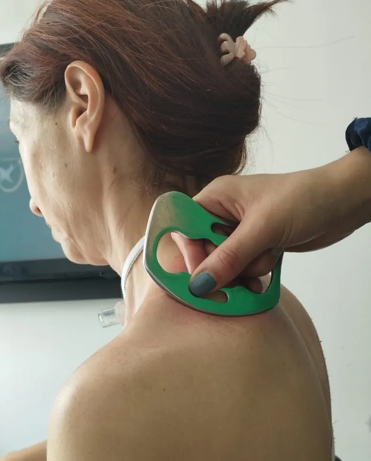 Liberación miofascial instrumental en el cuello de una paciente